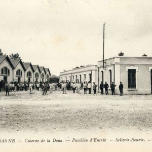 La caserne de la Doua en 1916 : pavillon d'entre et sellerie-curie (carte postale d. L.L.) (2Fi576)