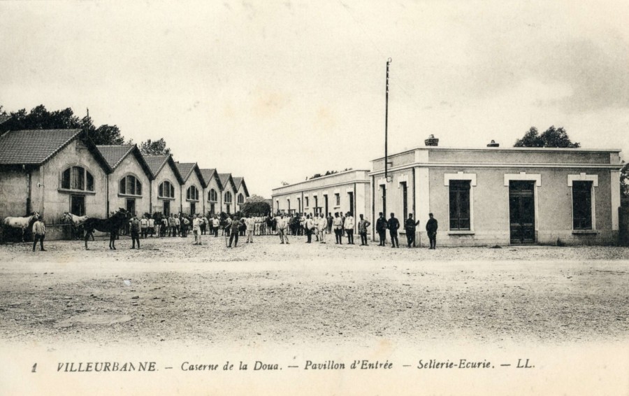 La caserne de la Doua en 1916 : pavillon d'entre et sellerie-curie (carte postale d. L.L.) (2Fi576)