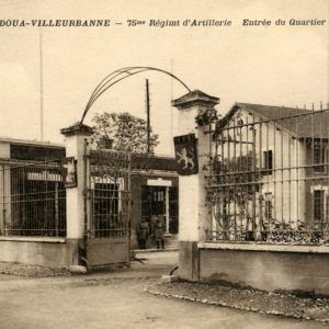 Entre de la caserne  la fin des annes 1920, carte postale (photo Pacalet) (2Fi578)