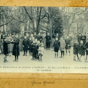 Groupe des aveugles et de leurs enseignants, carte postale (années 1920)