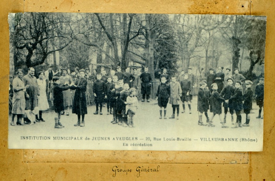 Groupe des aveugles et de leurs enseignants, carte postale (annes 1920)