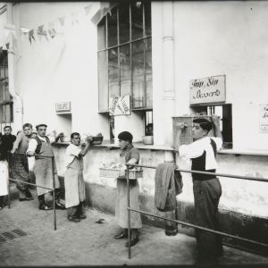 Soupe populaire municipale, Jules Sylvestre, photographie noir et blanc, 17 x 23 cm, années 1930, AMV – Le Rize.