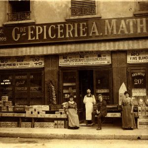 La grande épicerie A. Mathieu, photographie, 10,5 × 14,8 cm, sans date, AMV – Le Rize, 19Fi621