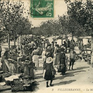 Le marché Place de la Mairie, carte postale, 9 × 14 cm, vers 1904-1914, AMV – Le Rize.