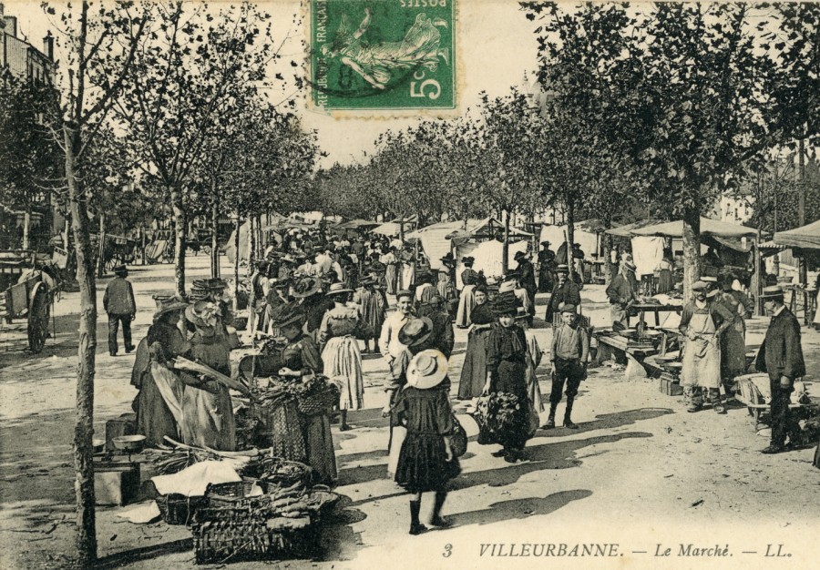 Le march Place de la Mairie, carte postale, 9  14 cm, vers 1904-1914, AMV  Le Rize.