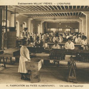 Etablissements Milliat Frères (vue intérieure de la fabrique de pâtes), carte postale, 9x14 cm, vers 1930-1937, AMV – Le Rize. 