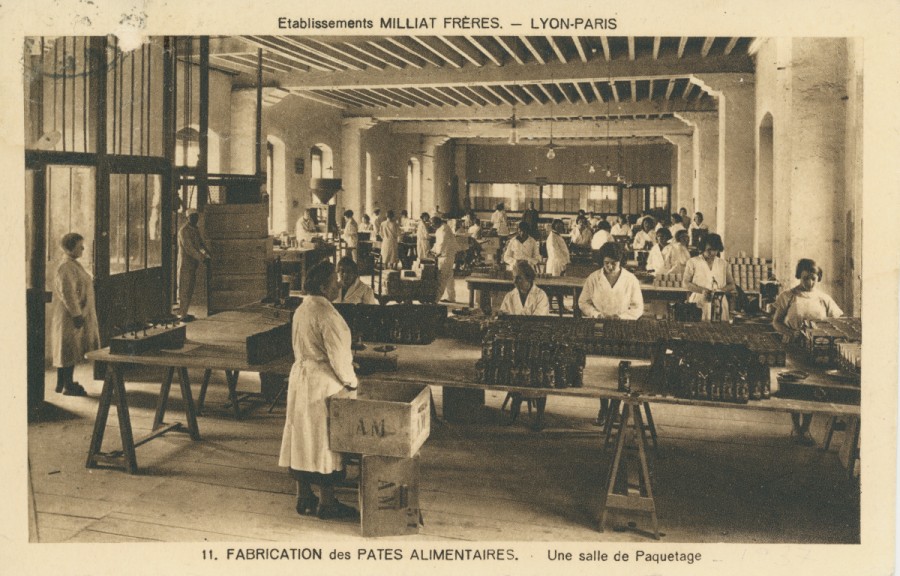 Etablissements Milliat Frres (vue intrieure de la fabrique de ptes), carte postale, 9x14 cm, vers 1930-1937, AMV  Le Rize. 