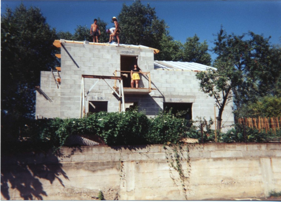Famille Lucchetti construisant sa maison, rue Louis Maynard, 1994