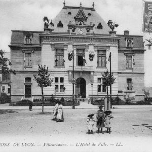 Lancien Htel de ville de Villeurbanne pavois pour la crmonie dinauguration, 1904 DR, archives municipales de Villeurbannes / Le Rize, 2Fi 51