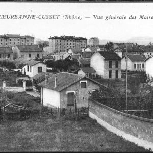 Villeurbanne-Cusset (Rhône) - Vue générale des Maisons Gillets. Carte postale d'après photographie. Archives municipales de Villeurbanne / Le Rize, 2Fi 129