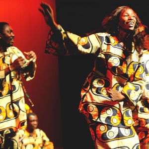 Groupe de musique sénégalaise Mbokke Yi en concert