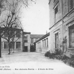 Rue Antonin Perrin, l'cole de filles, Gay, 1932. Carte postale d'aprs photographie. Archives municipales de Villeurbanne / Le Rize, 2 Fi 166.
