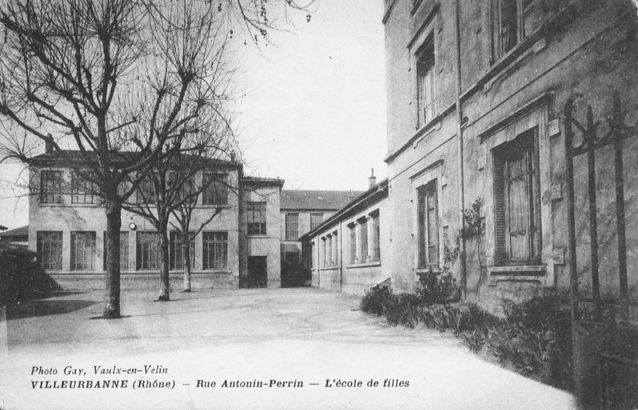 Rue Antonin Perrin, l'cole de filles, Gay, 1932. Carte postale d'aprs photographie. Archives municipales de Villeurbanne / Le Rize, 2 Fi 166.