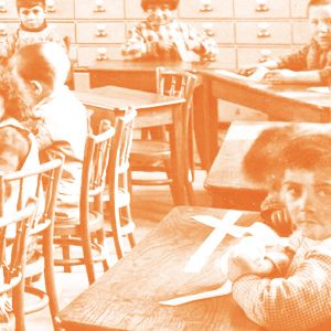 Élèves de maternelle dans leur classe, groupe scolaire Cusset. Photographie. Archives municipales de Villeurbanne / Le Rize, 2 Fi 208.