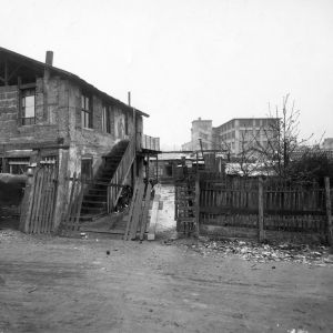Habitat prcaire rue de France  proximit de l'usine Ballaz, fonds Sylvestre. Archives municipales de Villeurbanne / Le Rize, 4 Fi 518. 