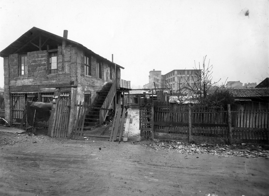 Habitat prcaire rue de France  proximit de l'usine Ballaz, fonds Sylvestre. Archives municipales de Villeurbanne / Le Rize, 4 Fi 518. 