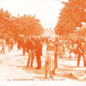 Parents et enfants sortant de l'usine Gillet. Archives municipales de Villeurbanne / Le Rize, 2 Fi 502.