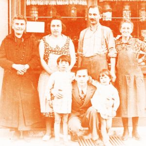 Famille de commerçants vers 1930. Photographie. Archives municipales de Villeurbanne / Le Rize, 19 Fi 456. 