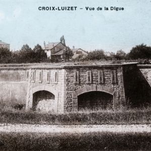 Cusset, vue de la digue. Carte postale colorise d'aprs photographie. Archives municipales de Villeurbanne / le Rize, 2 Fi 592.