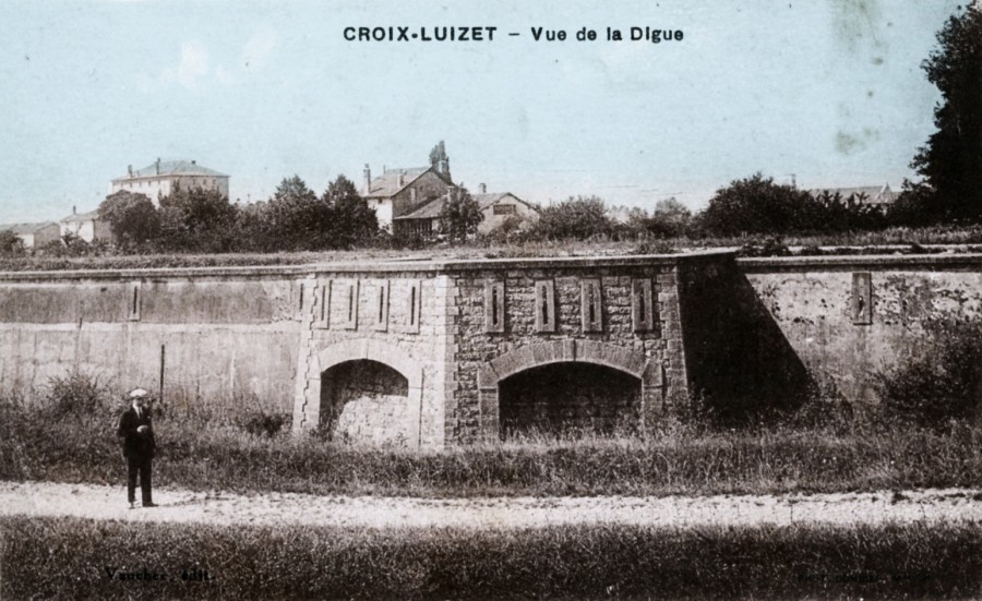Cusset, vue de la digue. Carte postale colorise d'aprs photographie. Archives municipales de Villeurbanne / le Rize, 2 Fi 592.