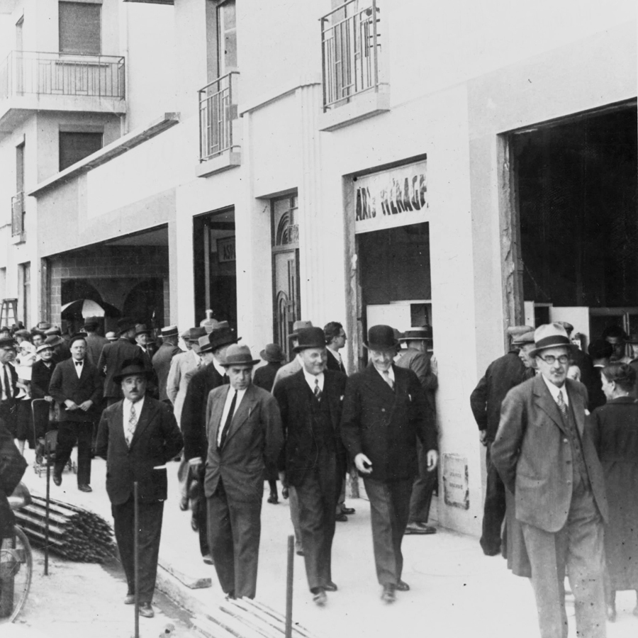 Lazare Goujon dans l'avenue des Gratte-Ciel le jour de l'inauguration, juin 1934. Détail d'une photographie. Archives municipales de Villeurbanne / Le Rize, 4 Fi 335.