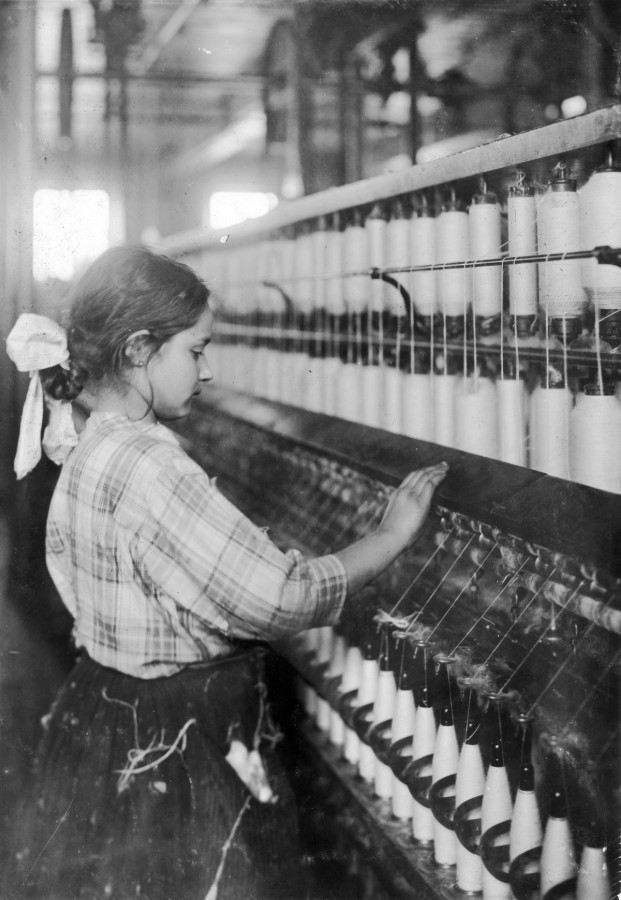 [Fileuse], Fall River, Massachusetts., Lewis Hine [photographe et sociologue]. Reproduction d'aprs ngatif en verre. Library of Congress Prints and Photographs Division Washington, D.C. 20540 USA. National Child Labor Committee Collection. https://hdl.lo