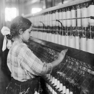 [Fileuse], Fall River, Massachusetts., Lewis Hine [photographe et sociologue]. Reproduction d'aprs ngatif en verre. Library of Congress Prints and Photographs Division Washington, D.C. 20540 USA. National Child Labor Committee Collection. https://hdl.lo
