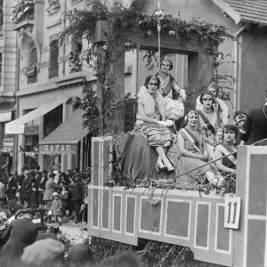 Défilé des reines du travail sur leur char au cours de la Fête du printemps, 20 mai 1928. Photographie.