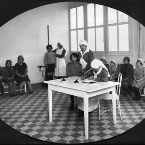 Salle d'attente du dispensaire médico-pédagogique, photographie Sylvestre. Archives Municipales de Villeurbanne / Le Rize, 4 Fi 75.