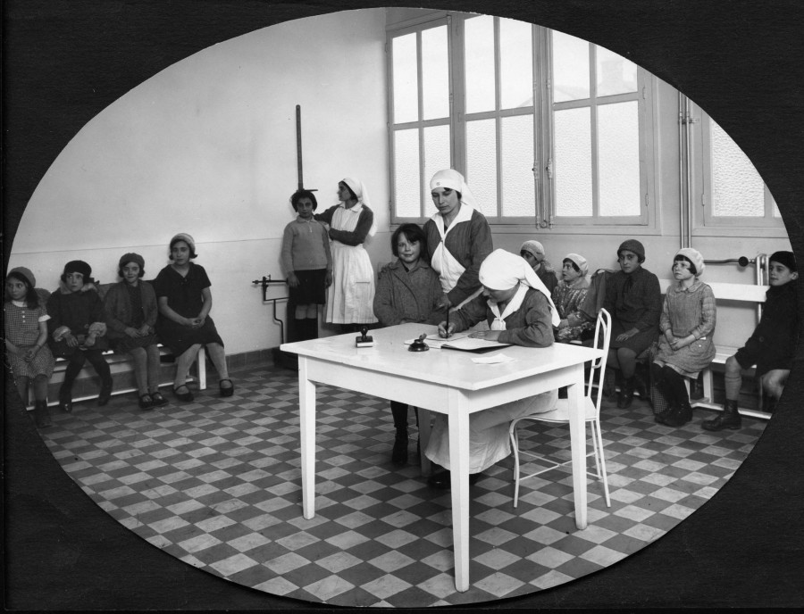 Salle d'attente du dispensaire mdico-pdagogique, photographie Sylvestre. Archives Municipales de Villeurbanne / Le Rize, 4 Fi 75.
