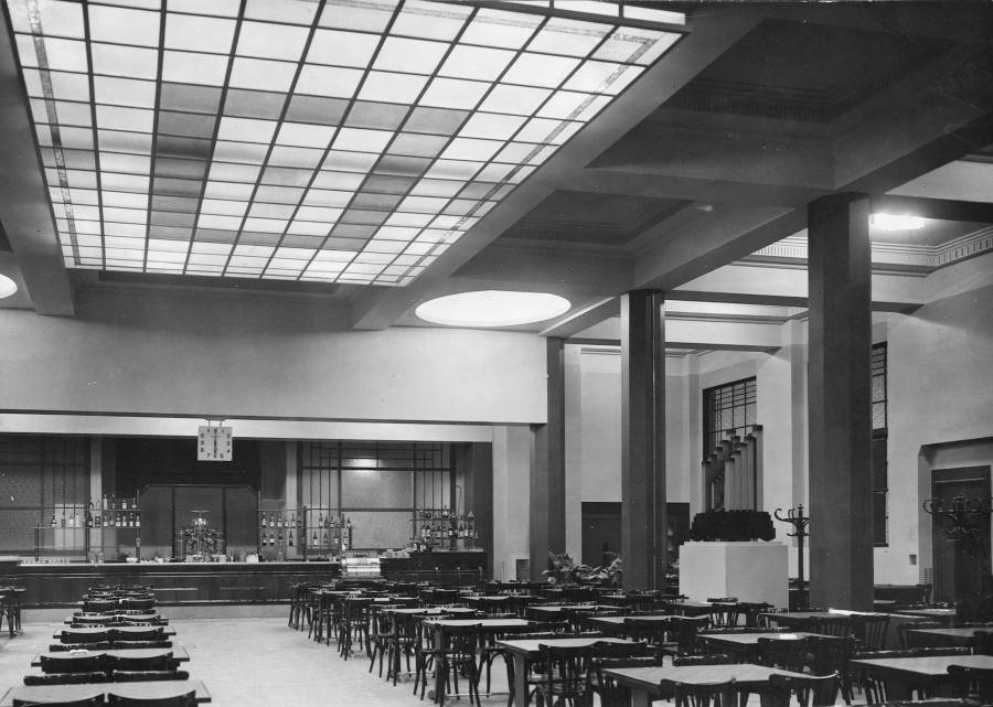 La brasserie du Palais du travail, 1934, photographie Sylvestre. Archives municipales de Villeurbanne, 4 Fi 404.