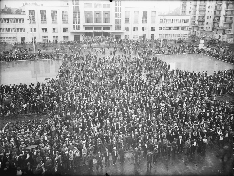 Assemble de travailleurs en grve devant le palais du travail en 1936. Archives municipales de Villeurbanne / Le Rize, 19 Fi 255.