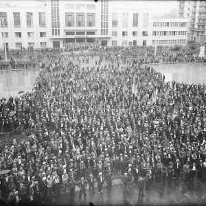 Assemblée de travailleurs en grève devant le palais du travail en 1936. Archives municipales de Villeurbanne / Le Rize, 19 Fi 255.
