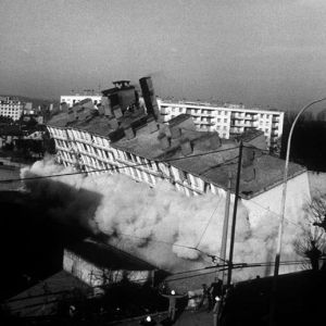 Vue du dynamitage d'une barre de la cité Olivier-de-Serres, 1982.