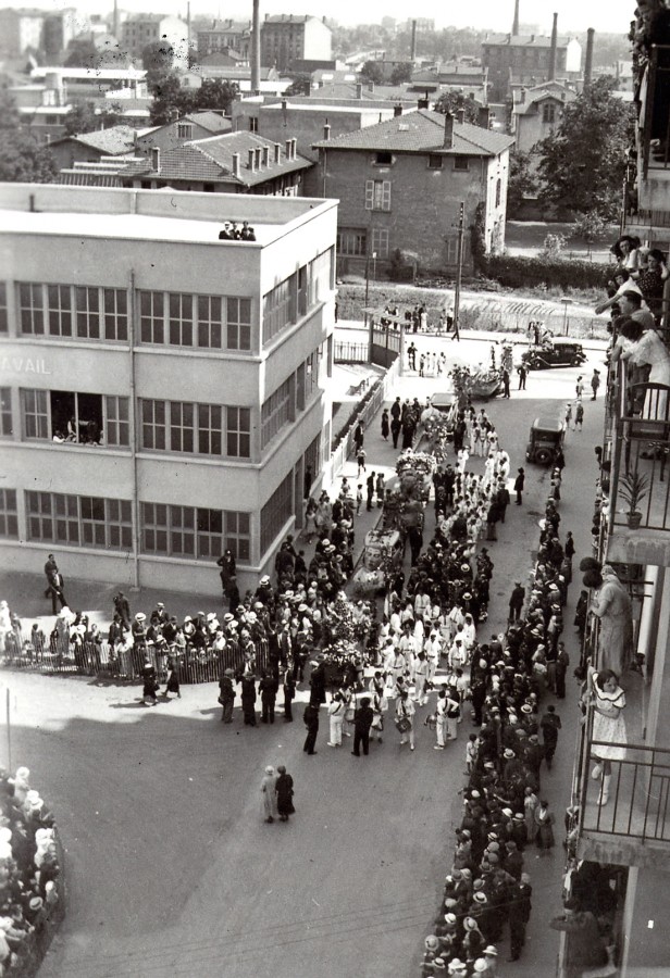 La fanfare lors des ftes inaugurales du Nouveau Centre de Villeurbanne en juillet 1934. Archives municipales de Villeurbanne / le Rize, 19 Fi 351.