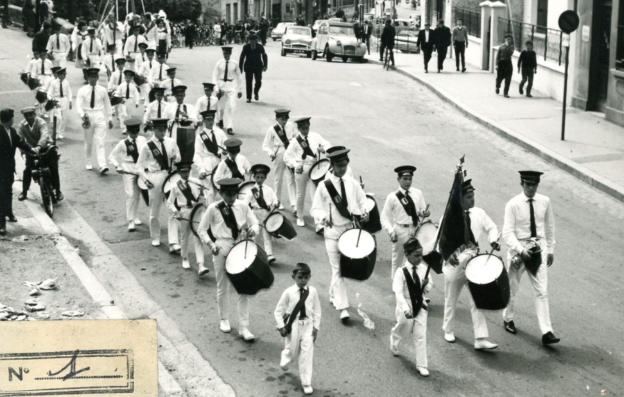 Dfil de la fanfare dans les rues de Cusset dans les annes 60. Archives municipales de Villeurbanne / Le Rize, 20 Fi 113
