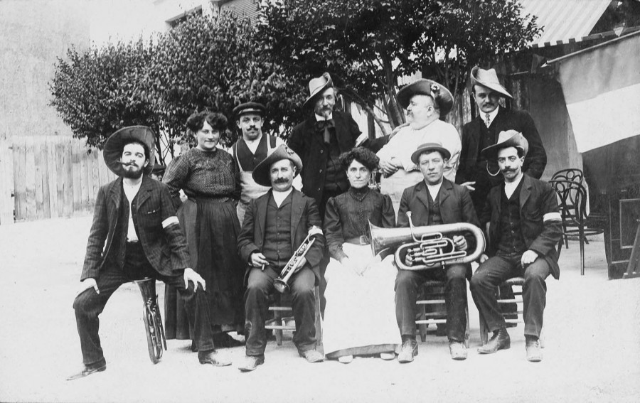Groupe de musiciens runis pour la fte du 14 juillet 1910 dans la cour dun caf. Archives municipales de Villeurbanne / Le Rize, 2 Fi 244. 