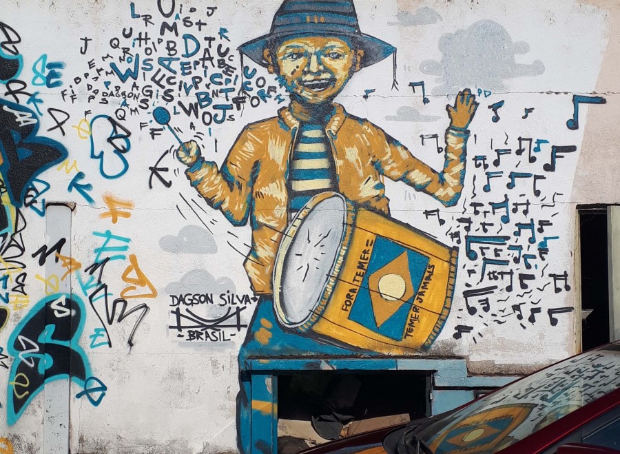 Graffitti sur le mur d'enceinte de l'Htel de la Musique en 2020.