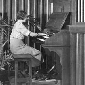 Femme jouant sur l'orgue de l'Hôtel de Ville. AMV 4 Fi 408.