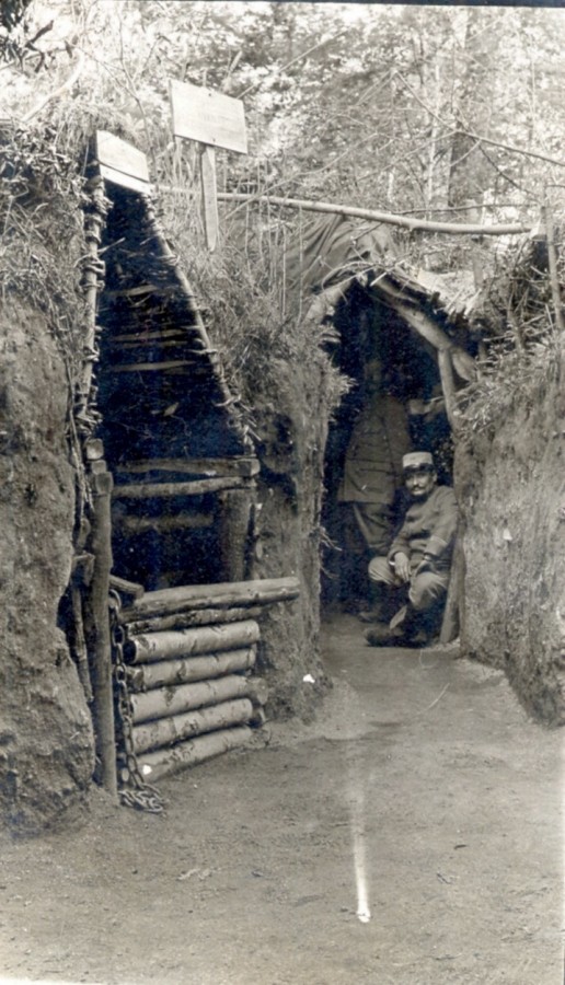Abri souterrain dit "guittoune"  Sermoise (Aisne), photographie prise par Lazare Goujon, 1916. AMV, fonds R. Fisher, 13Z1.