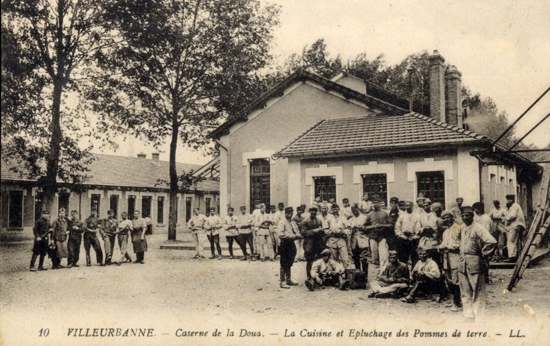 Caserne de la Doua, carte postale, 1917. AMV, 2Fi394