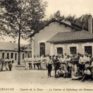 Caserne de la Doua, carte postale, 1917. AMV, 2Fi394