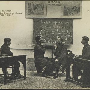 Ecole Galliéni, école de rééducation des aveugles et des sourds de guerre, 1914-1918, carte postale. AMV, 2Fi181