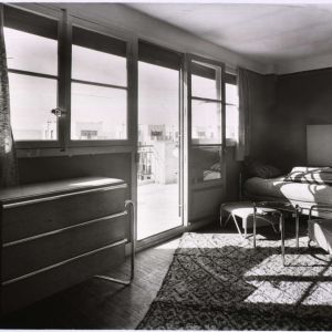 Gratte-Ciel : Intrieur d'appartement Florentin [ Auteur ]. Photographie. Archives municipales de Villeurbanne / le Rize, 4 Fi 351.