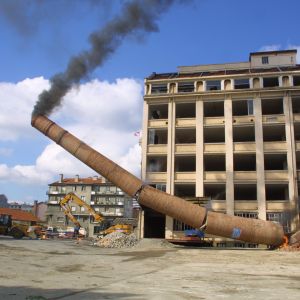 Destruction de la cheminée de l'usine Bally, années 2000