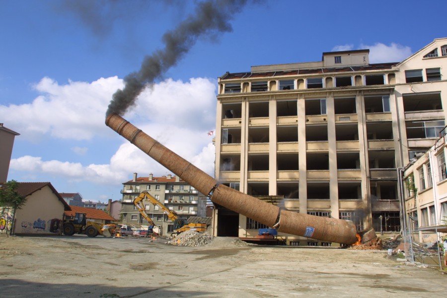 Destruction de la chemine de l'usine Bally, annes 2000