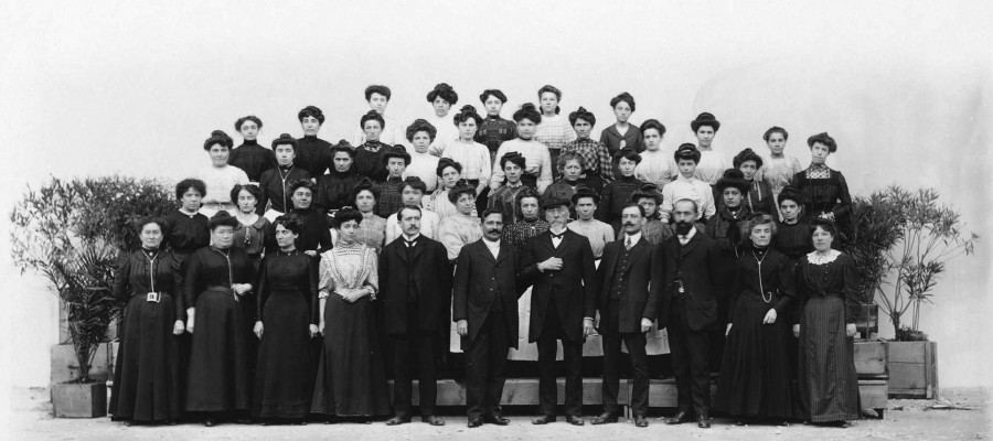 Maison Dognin en 1910, employs et ouvriers du magasin unis, ressuiyage, raccomodage, chenillage. Archives municipales de Villeurbanne / Le Rize, 19 Fi 406.