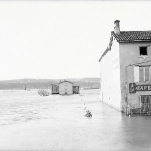 Inondation de 1896  Villeurbanne. Reproduction d'aprs plaque de verre, 1896, Archives dpartementales du Rhne, 156 J 395/61.