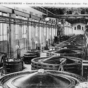 Villeurbanne - Canal de Jonage - Intrieur de l'usine hydrolectrique. Carte postale d'aprs photographie, ditions S.Farges,date de 1919. Archives Municipales de Villeurbanne, le Rize, 2Fi216. 