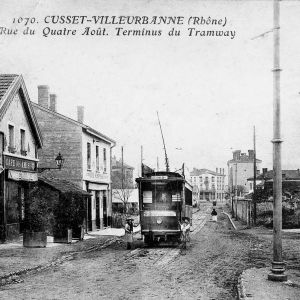 Terminus du tramway de Cusset. Carte postale d'aprs photographie, d. L.L, Archives municipales de Villeurbanne / Le Rize, 2Fi8.